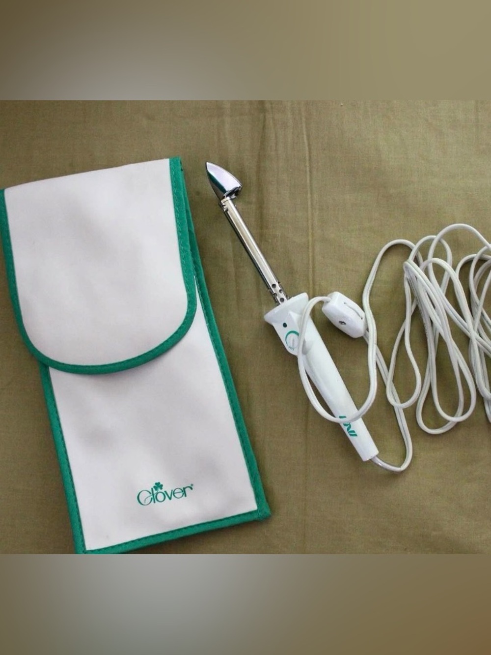NWOT Clover Mini Iron, Model MCI-300, like new! With iron holder & storage pouch